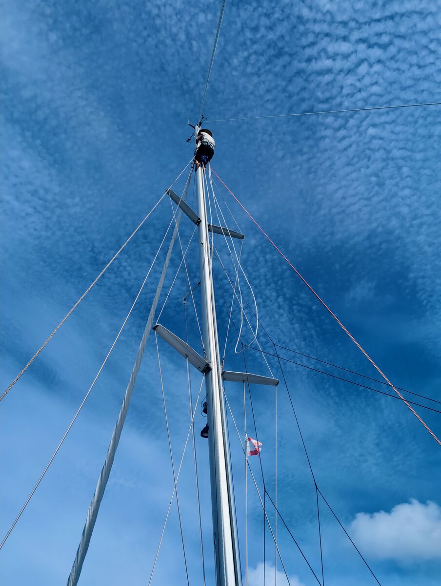 Pulled up the mast to do our own rig work